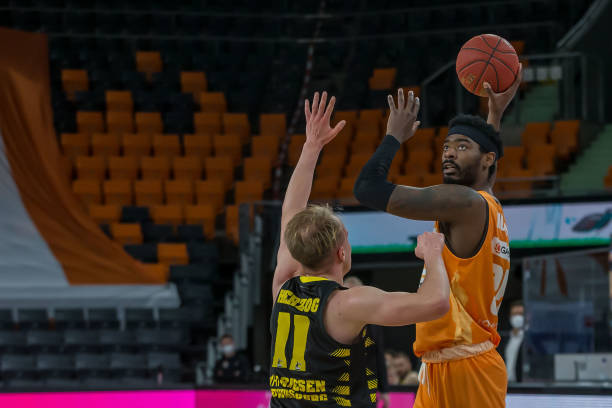 贾努扎伊等 贾努扎伊等