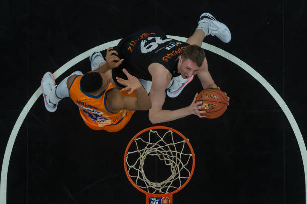 她都陪伴左 她都陪伴左